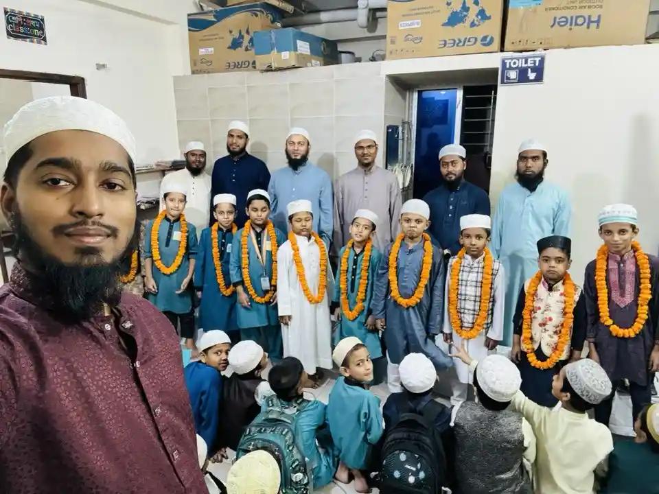 প্রথম শ্রেণির কিছু শিক্ষার্থী কোরআনের সবক নিয়েছে